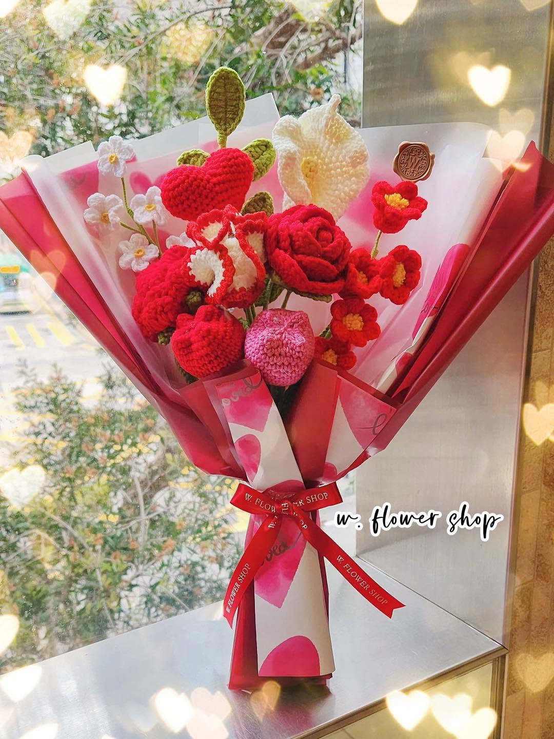 Korean-Style Red Heart & Mixed Floral - 10-Stem Crochet Bouquet